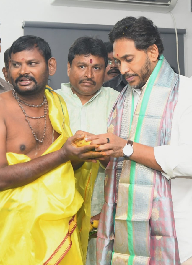 YS jagan mohan reddy celebrates Vinayaka Chavithi at YSRCP central office (photos)20