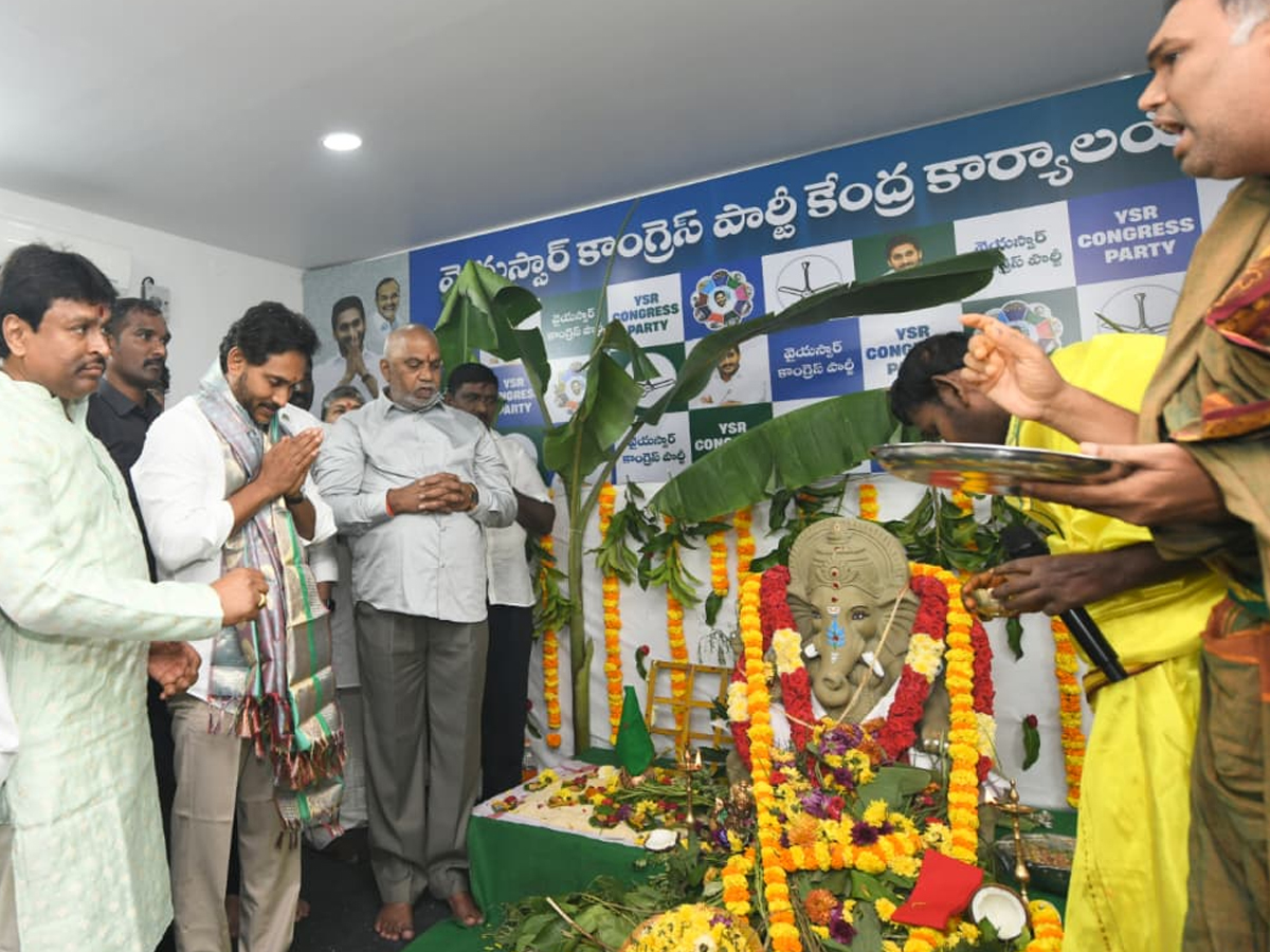 YS jagan mohan reddy celebrates Vinayaka Chavithi at YSRCP central office (photos)2