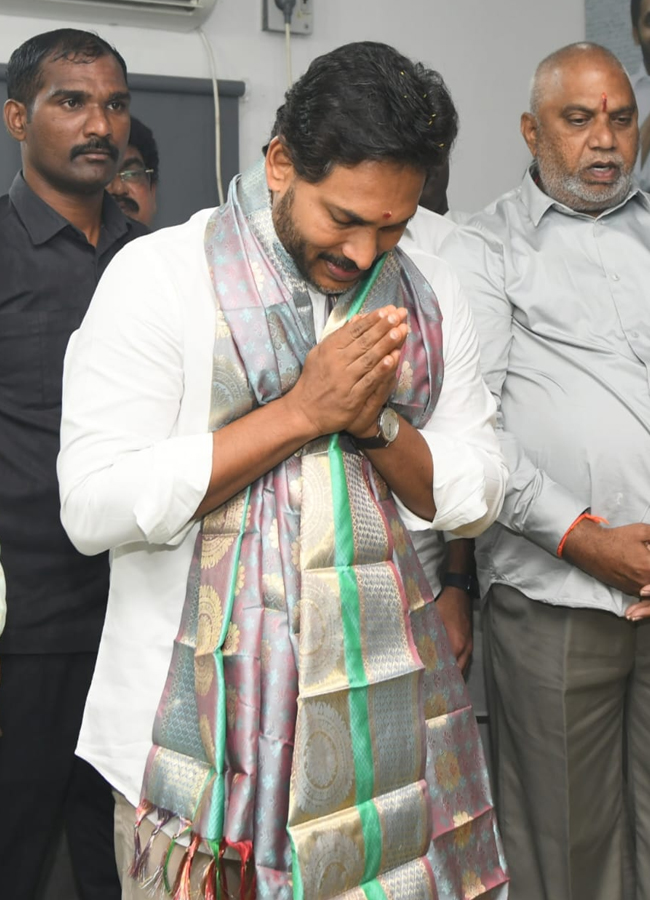 YS jagan mohan reddy celebrates Vinayaka Chavithi at YSRCP central office (photos)3