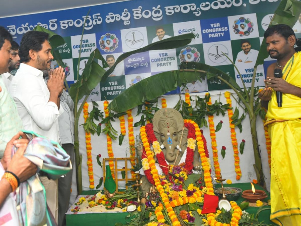 YS jagan mohan reddy celebrates Vinayaka Chavithi at YSRCP central office (photos)4