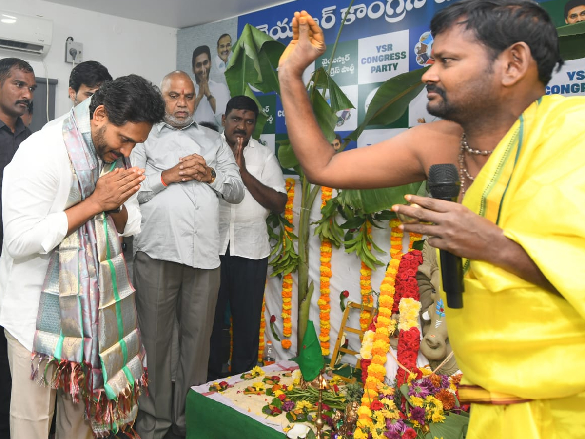 YS jagan mohan reddy celebrates Vinayaka Chavithi at YSRCP central office (photos)5