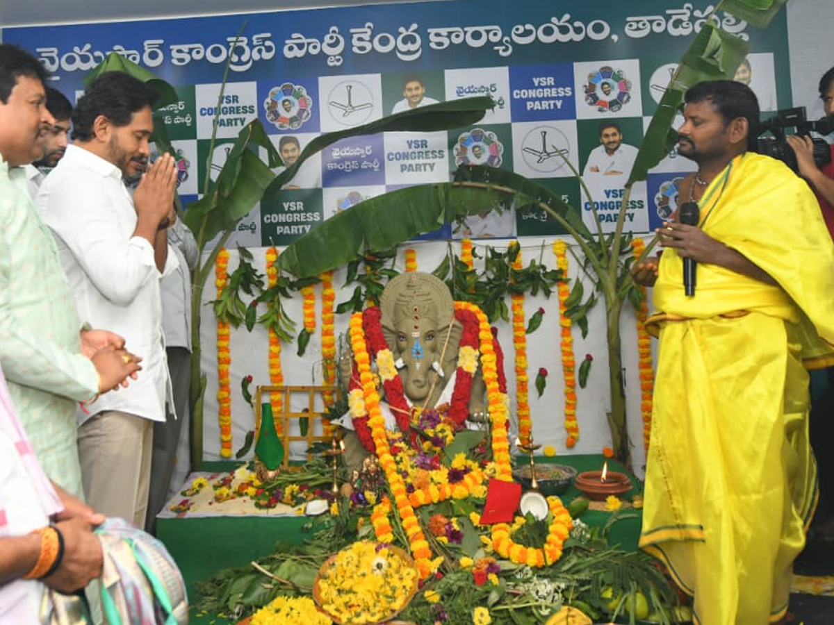 YS jagan mohan reddy celebrates Vinayaka Chavithi at YSRCP central office (photos)6