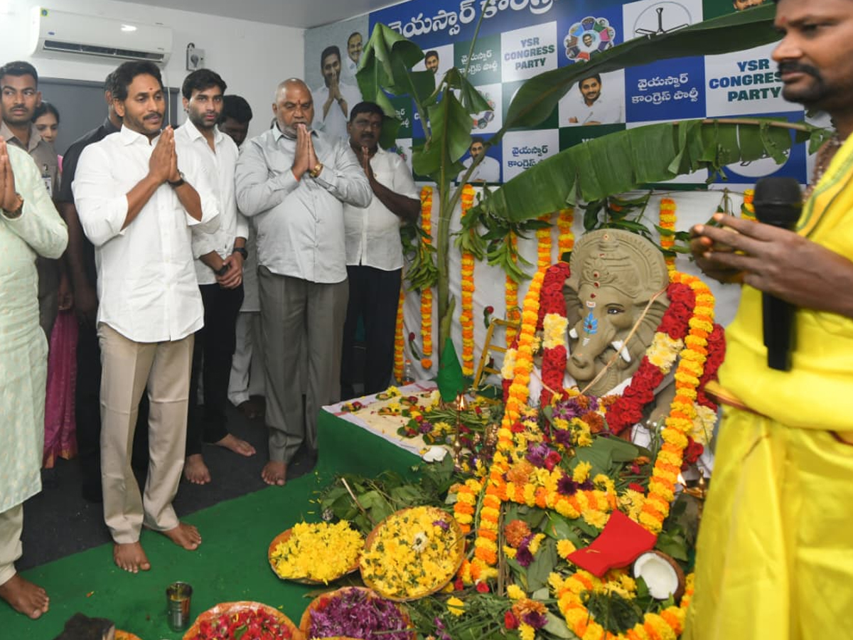 YS jagan mohan reddy celebrates Vinayaka Chavithi at YSRCP central office (photos)7