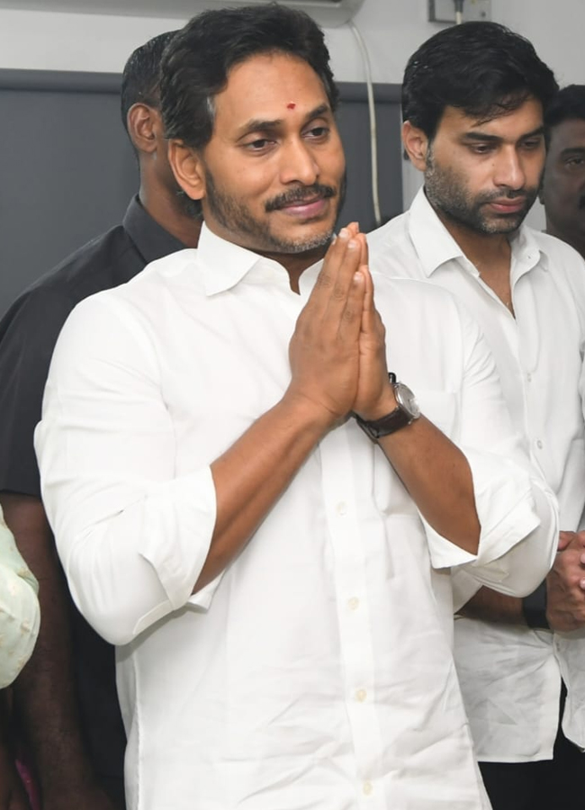 YS jagan mohan reddy celebrates Vinayaka Chavithi at YSRCP central office (photos)8