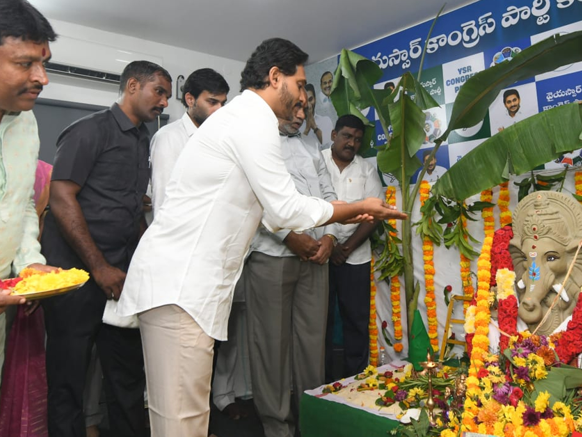 YS jagan mohan reddy celebrates Vinayaka Chavithi at YSRCP central office (photos)9