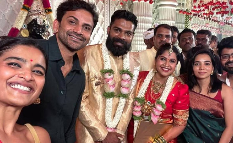 Anchor Anushree Married Roshan In a Dreamy Wedding: Photos4