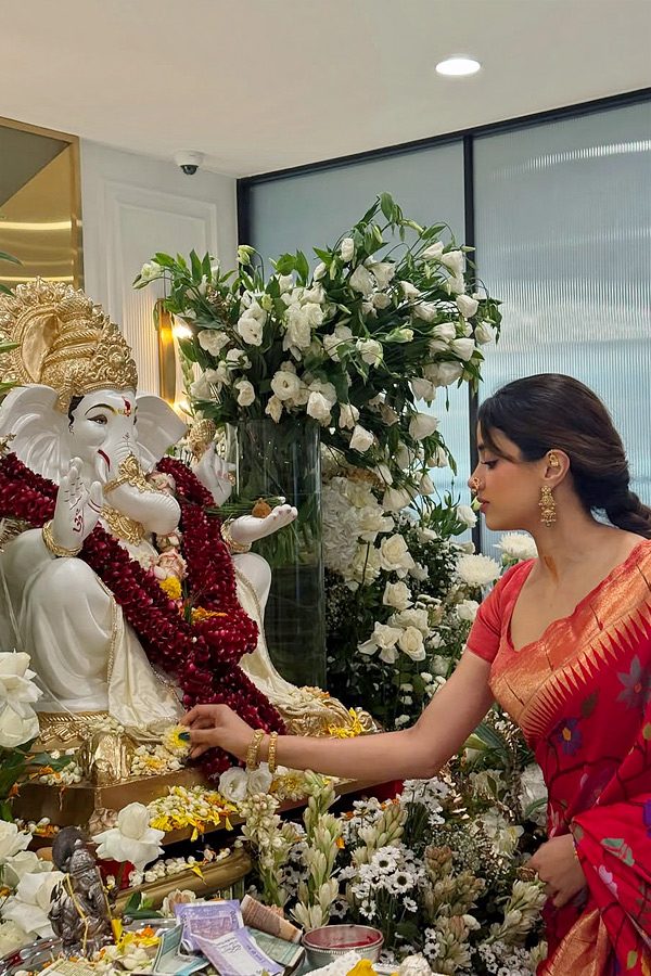 Janhvi Kapoor Performs Puja During Ganesh Chaturthi Celebrations At Manish Malhotra Home Photos2