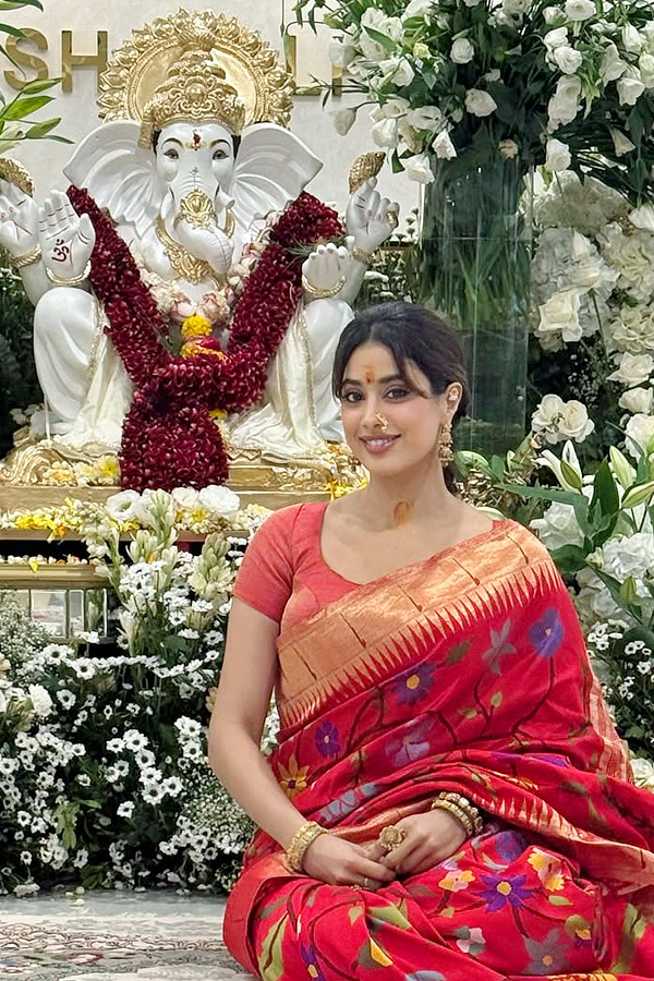 Janhvi Kapoor Performs Puja During Ganesh Chaturthi Celebrations At Manish Malhotra Home Photos11
