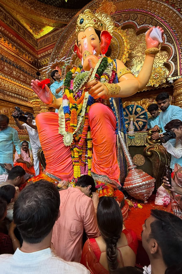 Janhvi Kapoor Performs Puja During Ganesh Chaturthi Celebrations At Manish Malhotra Home Photos3