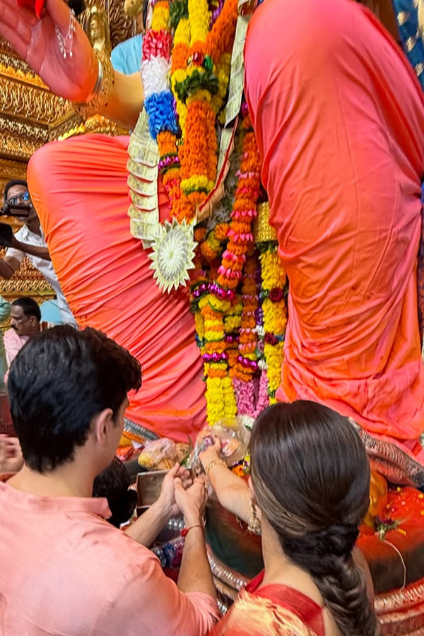 Janhvi Kapoor Performs Puja During Ganesh Chaturthi Celebrations At Manish Malhotra Home Photos4