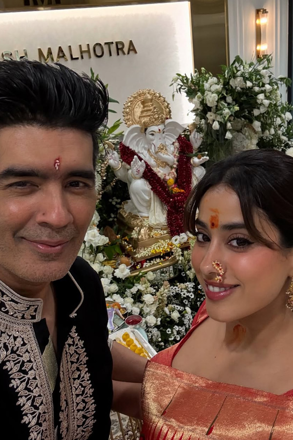 Janhvi Kapoor Performs Puja During Ganesh Chaturthi Celebrations At Manish Malhotra Home Photos7