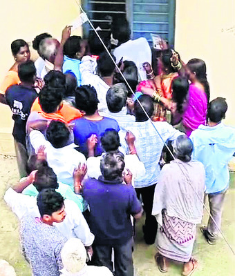 యూరియా కోసం రైతుల బారులు1