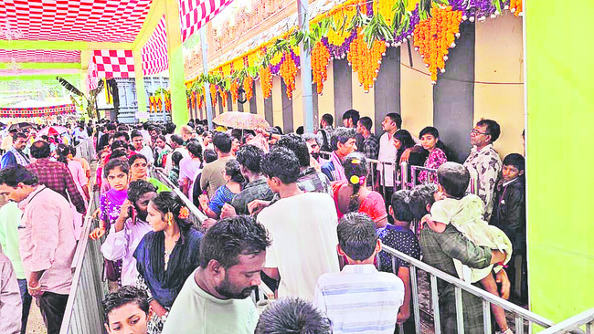 భక్తులతో పోటెత్తిన అయినవిల్లి1
