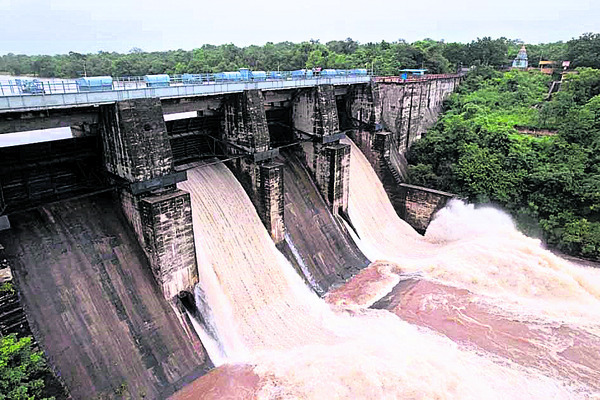 భారీ వర్షం.. నిలిచిన రాకపోకలు 2