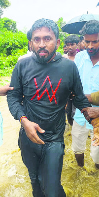 వరద ప్రాంతాలను పరిశీలించిన అనిల్ జాదవ్1