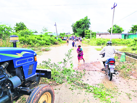 జిల్లాలో ఎడతెరిపి లేని వర్షం1