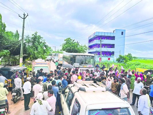 పండుగరోజూ పడిగాపులే1
