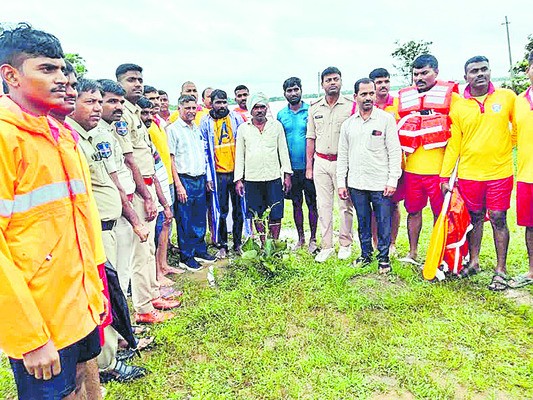 వాగులో చిక్కుకున్న రైతులు..1