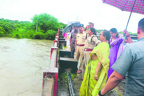 ప్రజలు అప్రమత్తంగా ఉండాలి: కలెక్టర్1