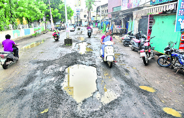 రహదారులు.. నరకానికి నకళ్లు1