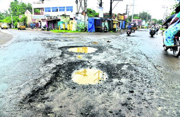 రహదారులు.. నరకానికి నకళ్లు4