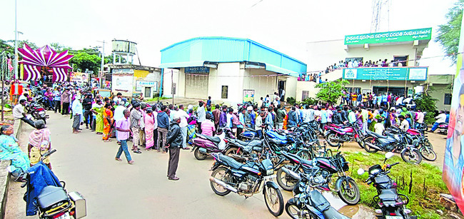 పండుగరోజూ పడిగాపులే2
