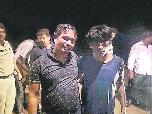 ఇద్దరు యువకుల ప్రాణాలు కాపాడిన పోలీసులు 1