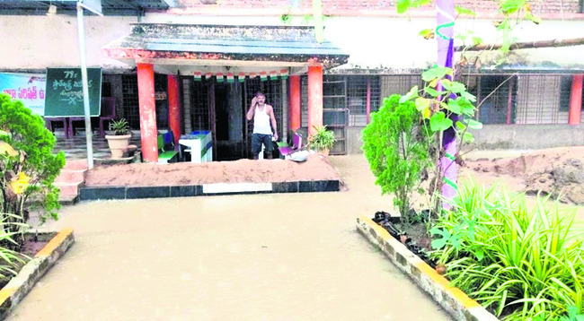 ఏజెన్సీలో పొంగిన వాగులు
1