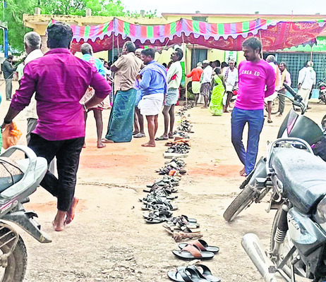 వీడని యూరియా కష్టాలు 1