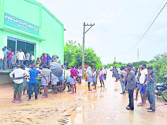 వర్షంలోనూ యూరియా పాట్లు1