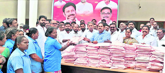 వెల్లివిరిసిన సేవాభావం1
