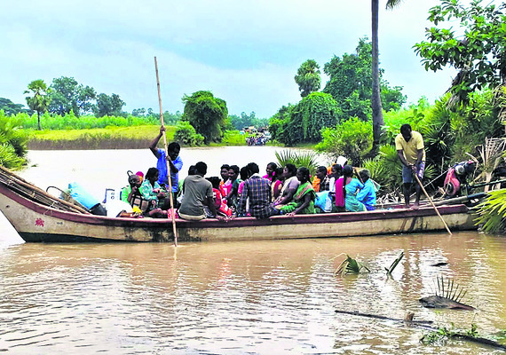 People crossing the Sokileru stream On a traditional boat2