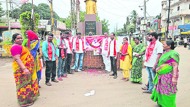 యూరియా సరఫరా కేంద్రాల్లో తనిఖీ 1