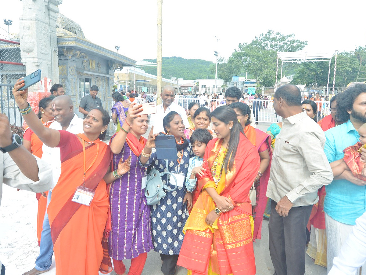 Actress Aishwarya Rajesh Visited Tirumala Temple Photos15
