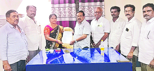 దళిత సర్పంచ్ను అవమానించారంటూ ఫిర్యాదు 1