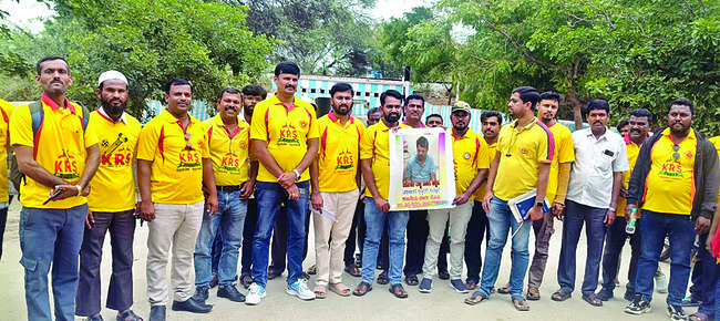 అవినీతి అధికారి కుర్చీకి సత్కారం 1
