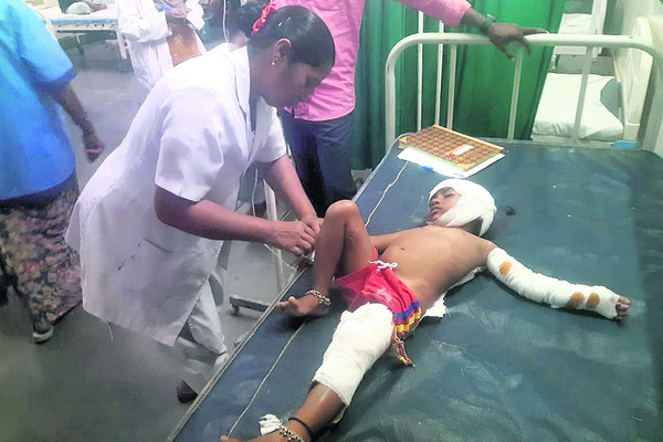 ఆటోను ఢీకొట్టిన లారీ.. పలువురికి గాయాలు1