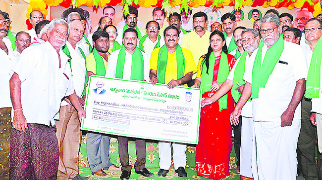 ప్రభుత్వ విధానాలతో బడులకు నష్టం 1