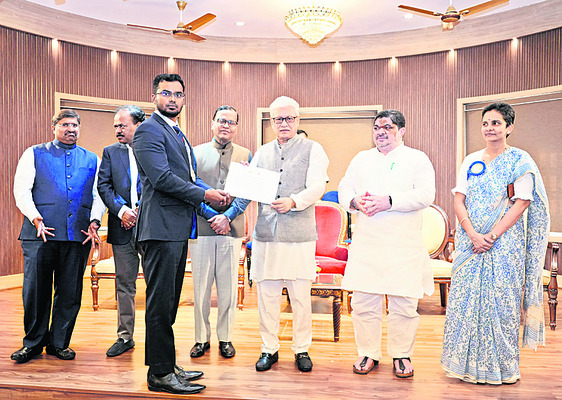 ప్రాణాలు ఫణం.. పనే ఆధారం!2