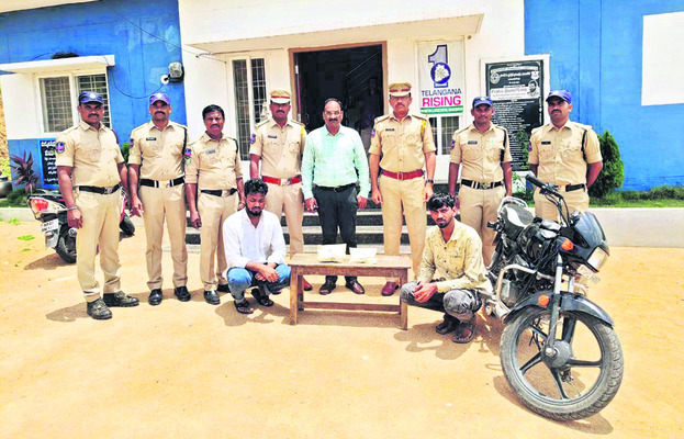 220 గ్రాముల ఎండు గంజాయి పట్టివేత
1