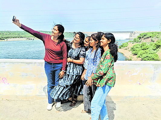 నాగార్జునకొండకు పోటెత్తిన పర్యాటకులు 1