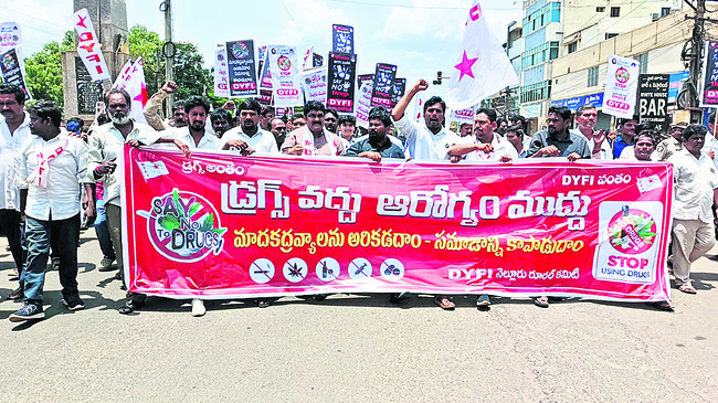 చెడు వ్యసనాలకు యువత బానిస 1