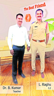 కష్టసుఖాల్లో పాలుపంచుకుంటున్న స్నేహితులు
5