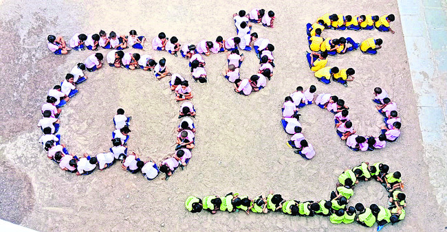 కష్టసుఖాల్లో పాలుపంచుకుంటున్న స్నేహితులు
4