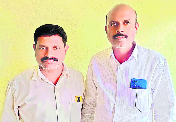 కష్టసుఖాల్లో పాలుపంచుకుంటున్న స్నేహితులు
5