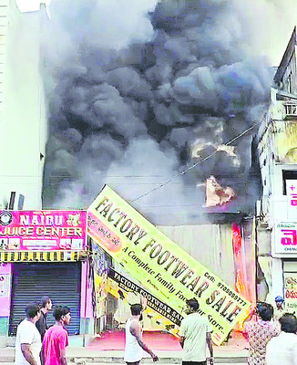 చెప్పుల దుకాణంలో అగ్ని ప్రమాదం1