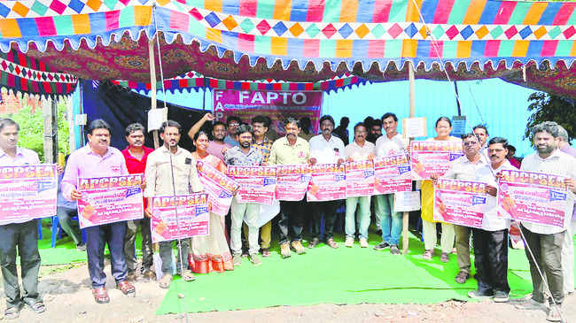 ప్రభుత్వ విధానాలతో బడులకు నష్టం 2