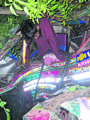 చెట్టును ఢీకొట్టిన లారీ.. డ్రైవర్‌ మృతి1