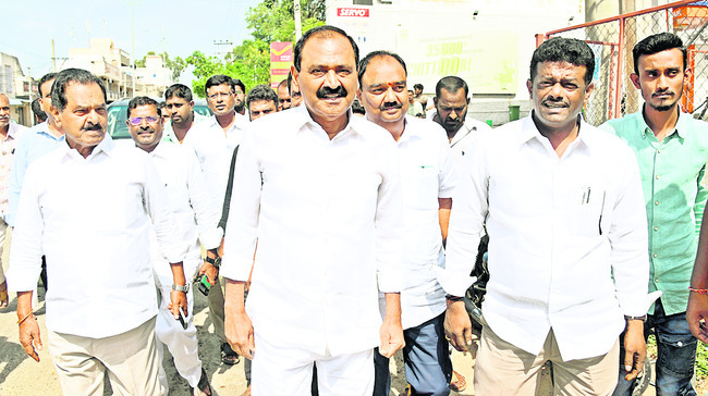 అక్రమ అరెస్టులతో ప్రజాభిమానం ఆపలేరు 2