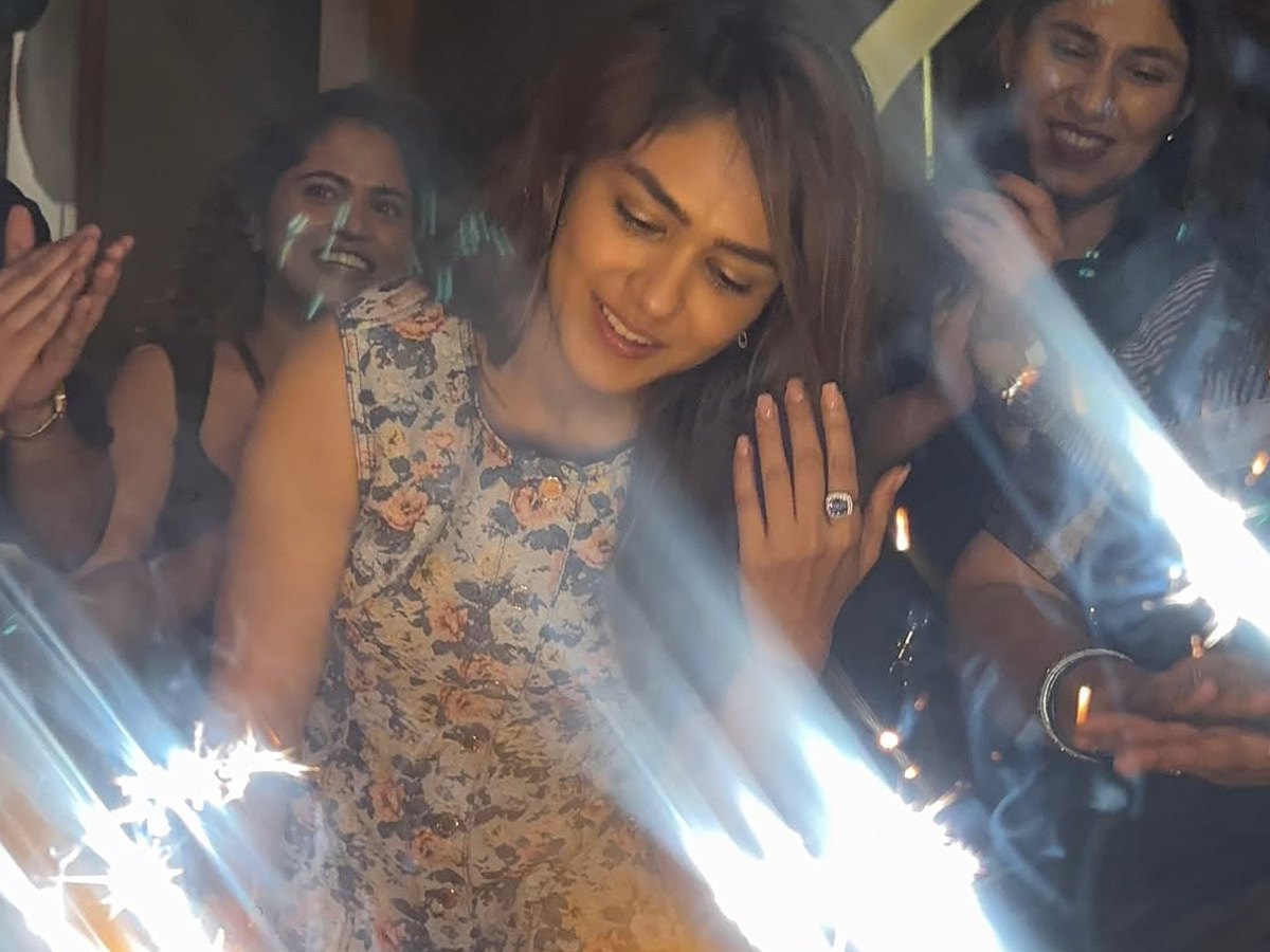 Actress Mrunal Thakur Grand Birthday Celebrations10